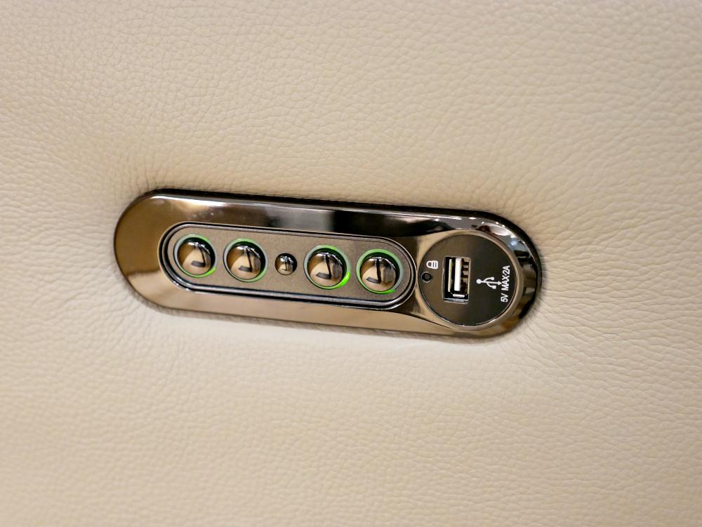 電動的按鈕在側邊  前方腿部以及後方頭枕都可電動調整  中間那顆是一鍵收回