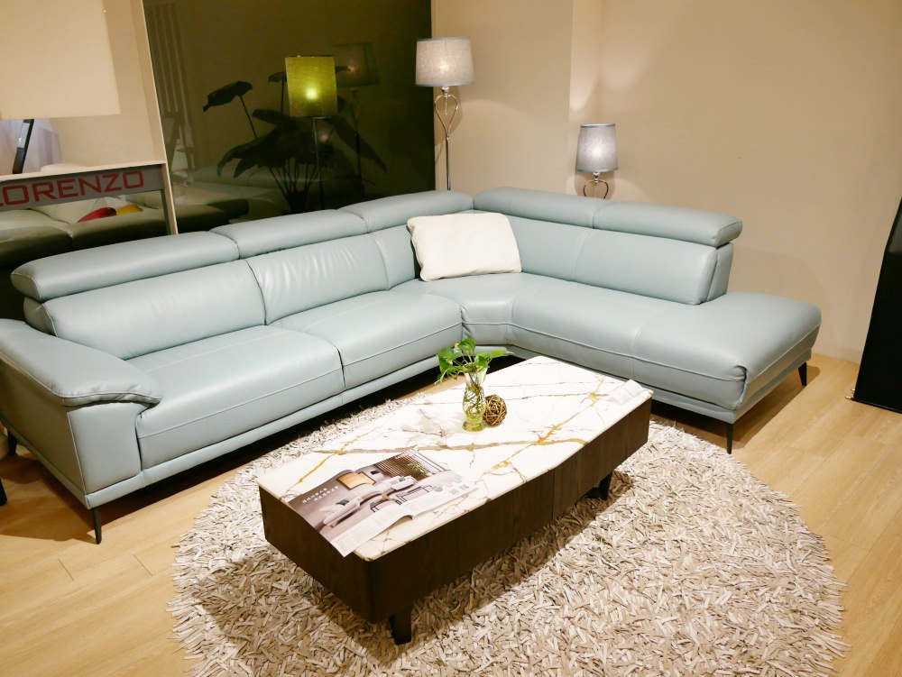 像下面這組就是傳統沙發，這個淺藍好淡雅，好喜歡呀~